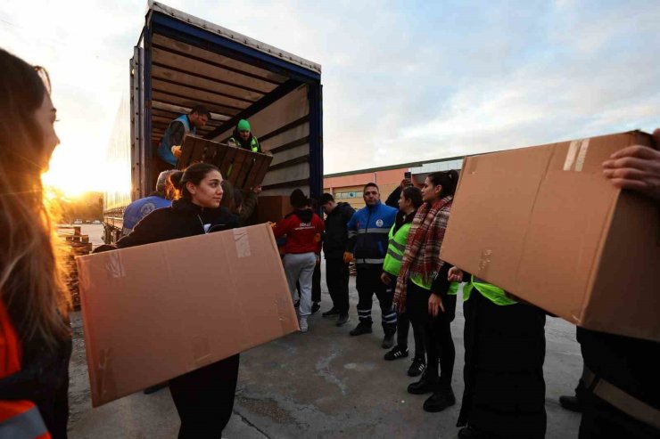 Denizli Büyükşehir’den deprem bölgesine 35 tır yardım malzemesi