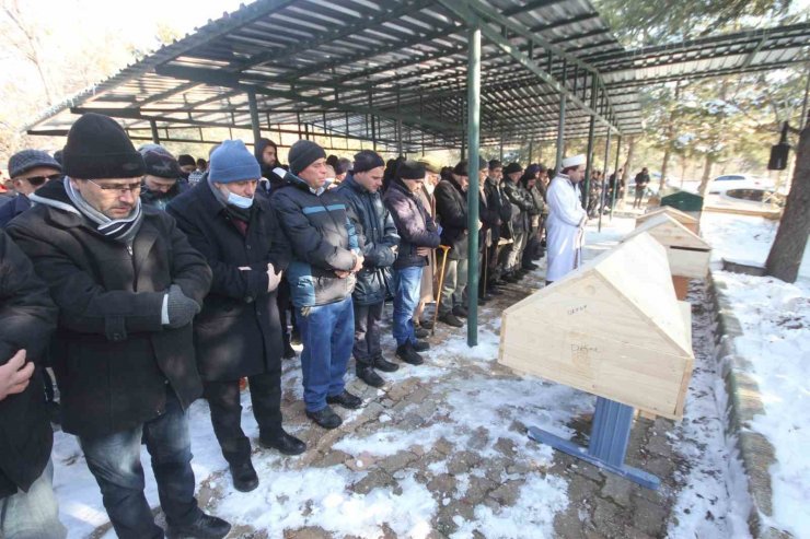 Adana’da apartmanın enkazında can veren 5 kişilik aileye Konya’da acı veda