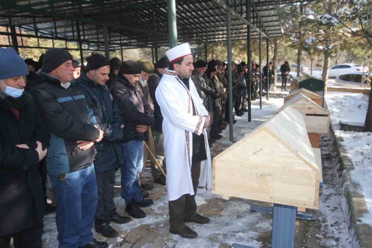 Adana’da apartmanın enkazında can veren 5 kişilik aileye Konya’da acı veda