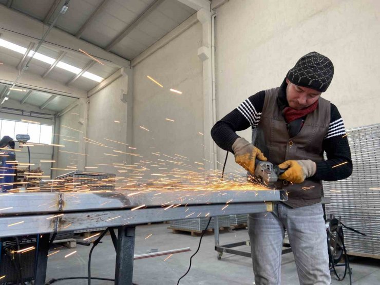 Farklı sektörlerden sanayi ustaları toplandı, depremzedelere konteyner üretiyor