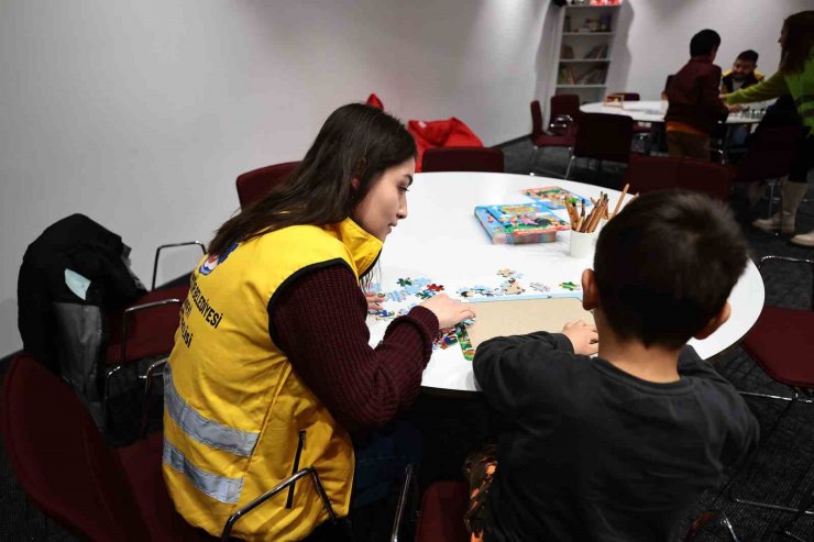 Denizli’ye gelen depremzedelerin ihtiyaçları karşılanıyor