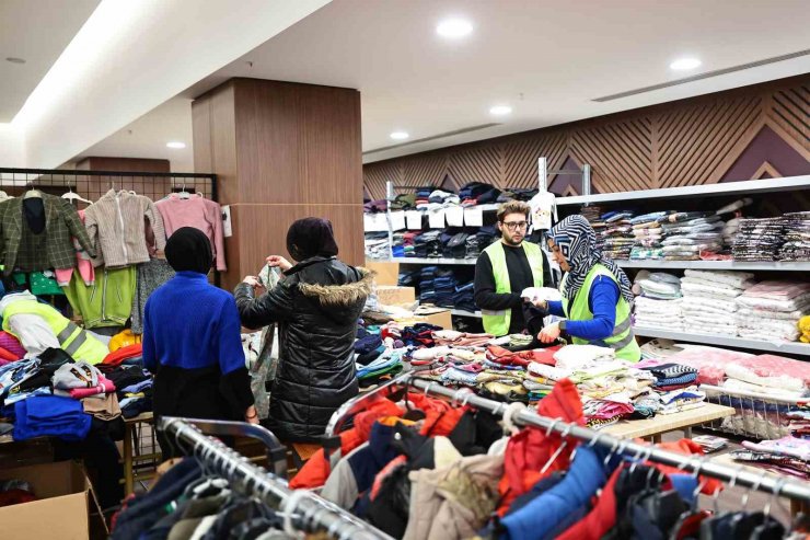 Denizli’ye gelen depremzedelerin ihtiyaçları karşılanıyor