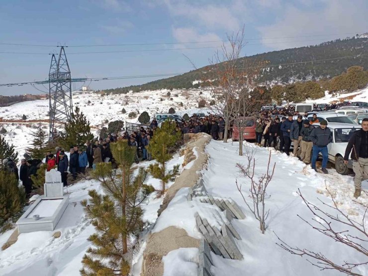 Hatay’da 14 katlı binanın enkazında can veren öğretmen Konya’da toprağa verildi