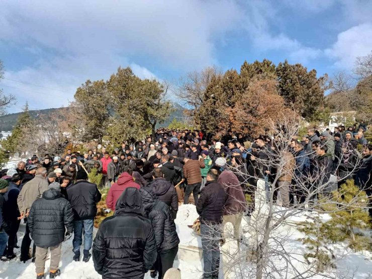 Hatay’da 14 katlı binanın enkazında can veren öğretmen Konya’da toprağa verildi