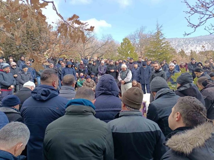 Hatay’da 14 katlı binanın enkazında can veren öğretmen Konya’da toprağa verildi