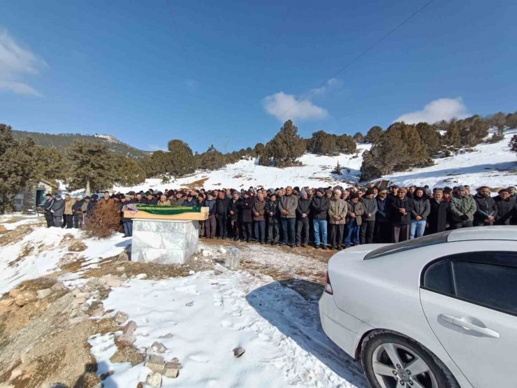 Hatay’da 14 katlı binanın enkazında can veren öğretmen Konya’da toprağa verildi