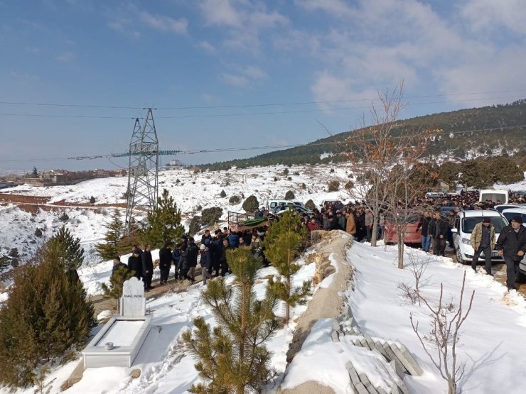 Hatay’da 14 katlı binanın enkazında can veren öğretmen Konya’da toprağa verildi