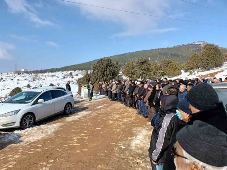 Hatay’da 14 katlı binanın enkazında can veren öğretmen Konya’da toprağa verildi