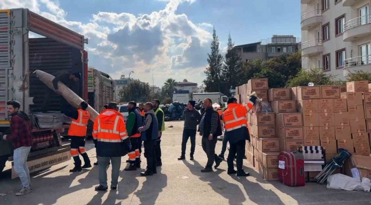 Konya Büyükşehir Belediyesi ve ilçe belediyeleri Hatay’a 305 tır yardım gönderdi