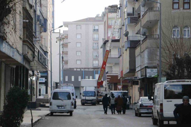 Fırsatçılar deprem dinlemedi eşyalarını kurtarmaya çalışan vatandaşları hedef aldı