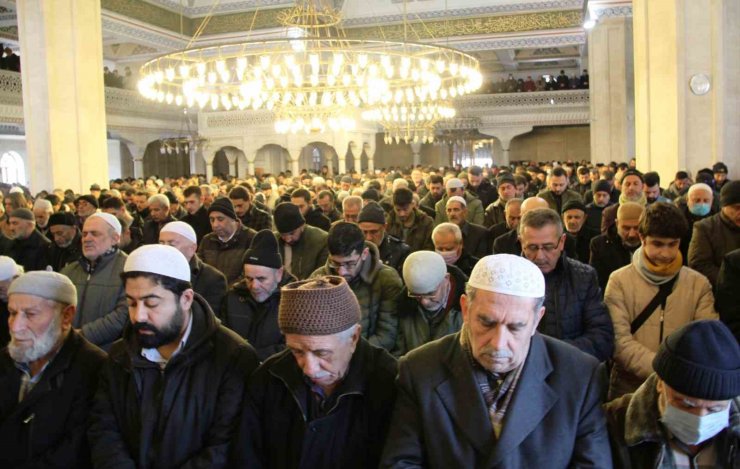 Depremde hayatını kaybedenler için Konya’da gıyabi cenaze namazı kılındı