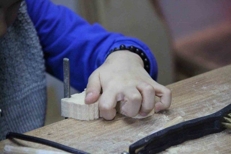 Yazılım mühendisliği okuyan öğrenciler depremzede çocuklara oyma sanatıyla oyuncak yaptı