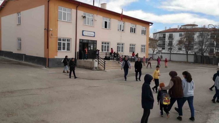 Aksaray’da depremde hasar gören 3 okul mühürlendi