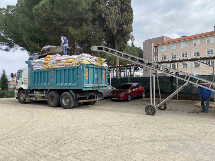 Sarıgöl’den deprem bölgesindeki çiftçilere 16 ton kesif yem desteği