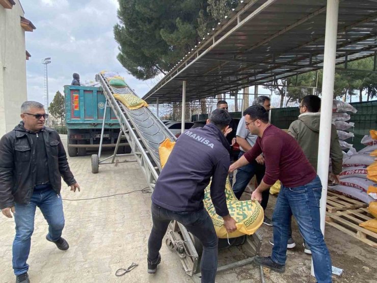 Sarıgöl’den deprem bölgesindeki çiftçilere 16 ton kesif yem desteği