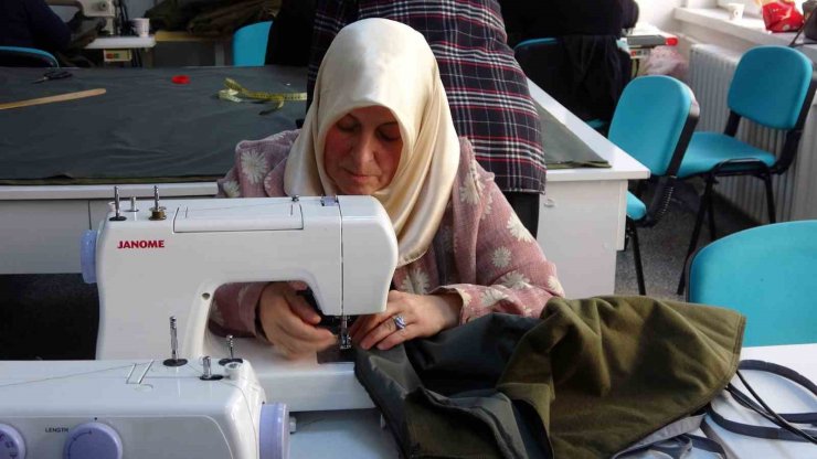 Yozgat’ta depremzedeler için uyku tulumu üretiliyor