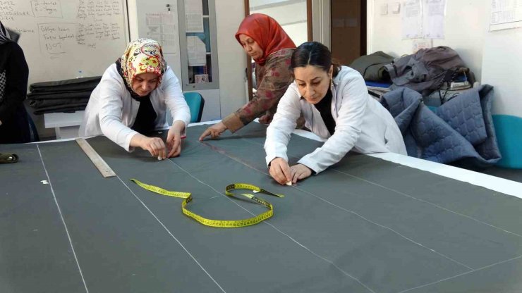 Yozgat’ta depremzedeler için uyku tulumu üretiliyor