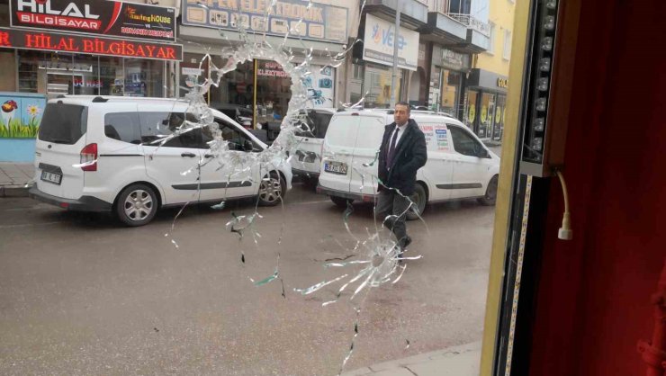 Dövme yapmadı diye dükkanı kurşunladılar