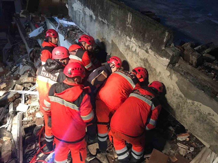 Enkaz altından 168 kişiyi kurtaran Konya itfaiye ekiplerinin bir kısmı döndü