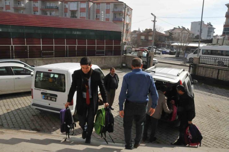 Akşehir Belediyesinden depremzede öğrencilere kırtasiye yardımı