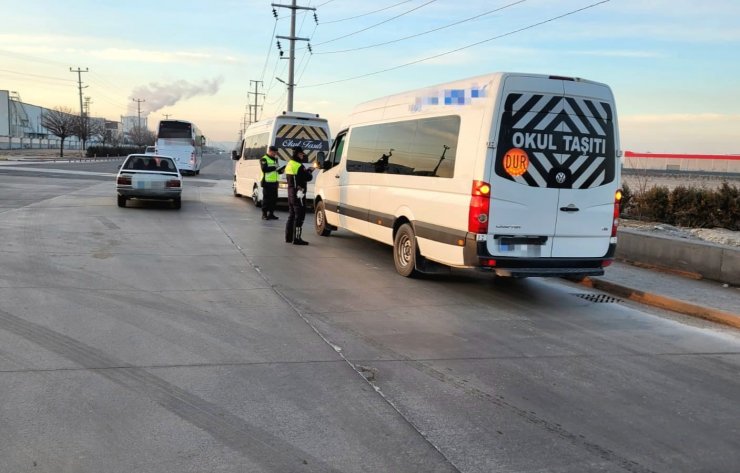 Trafik jandarması okul servislerini denetliyor