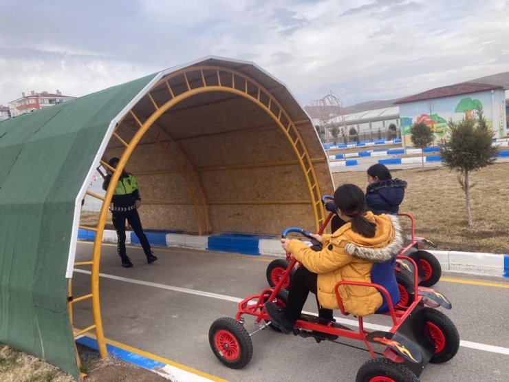 Minik öğrencilere uygulamalı trafik eğitimi