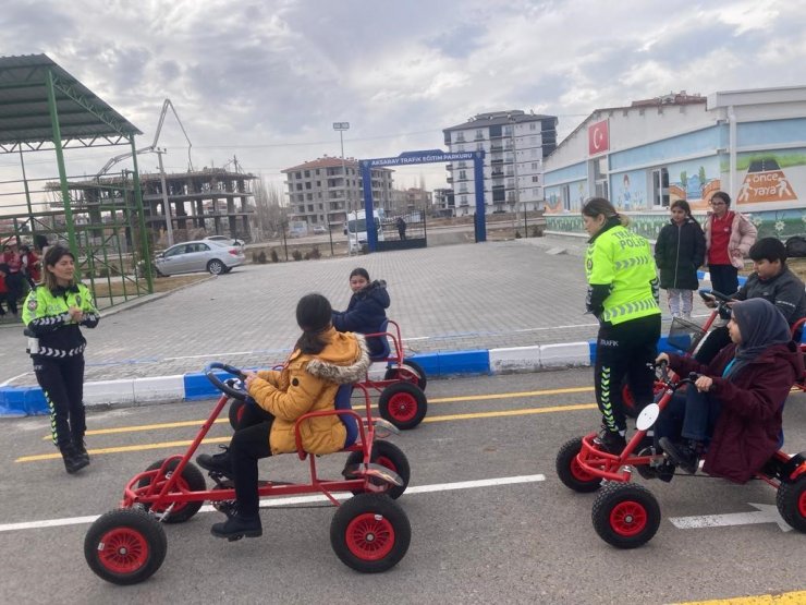 Minik öğrencilere uygulamalı trafik eğitimi