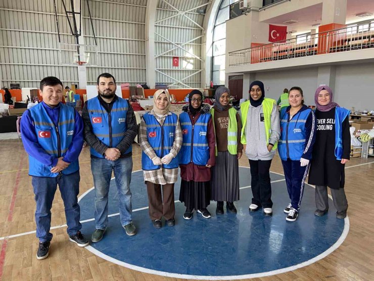 Farklı ülkelerden eğitim için geldikleri Konya’da depremzedeler için el eleler