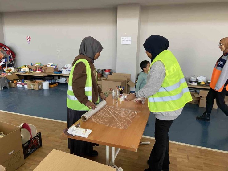 Farklı ülkelerden eğitim için geldikleri Konya’da depremzedeler için el eleler