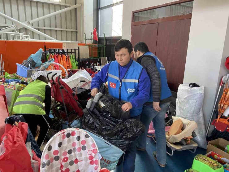 Farklı ülkelerden eğitim için geldikleri Konya’da depremzedeler için el eleler