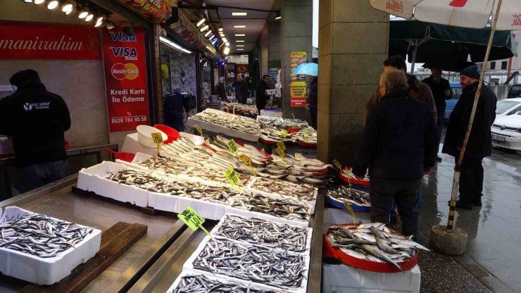 Trabzon’da balık av sezonu sonuna doğru tezgahlarda çeşit bolluğu