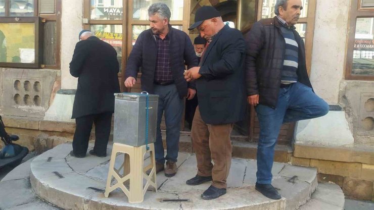 Camilerde depremzedeler için yardım toplandı