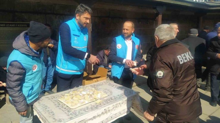 Camilerde depremzedeler için yardım toplandı