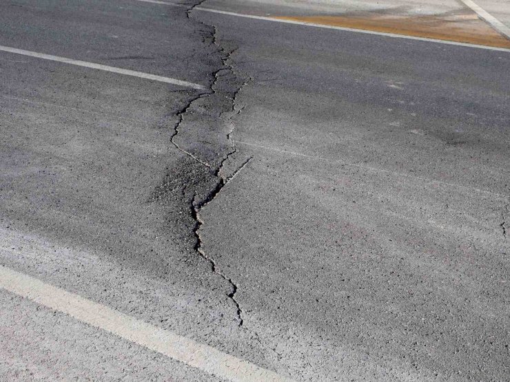 Niğde ve Konya depreminde Aksaray’da yol ve araziler yarıldı