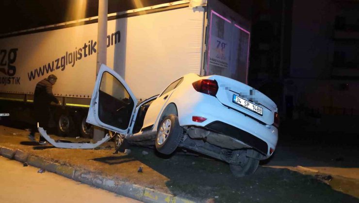 Otomobil tıra ok gibi saplandı: 1’i ağır 2 yaralı