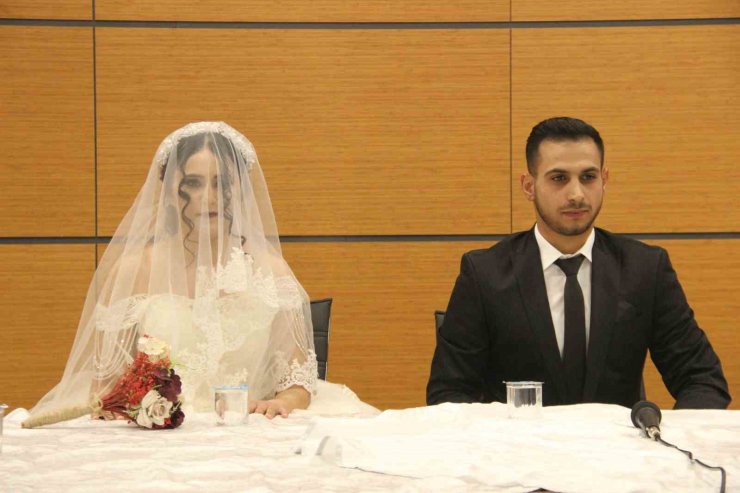 Deprem öncesi nikah tarihi alan çiftin nikahı kaldıkları yurtta kıyıldı