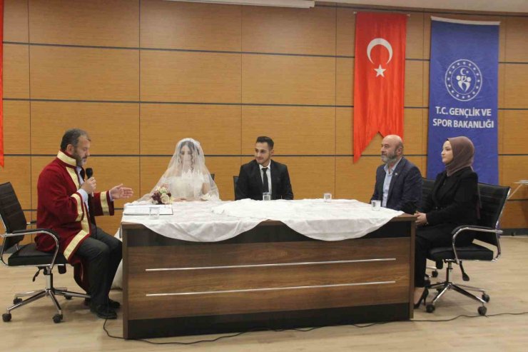 Deprem öncesi nikah tarihi alan çiftin nikahı kaldıkları yurtta kıyıldı