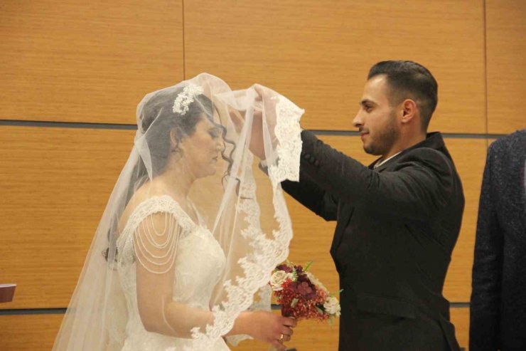 Deprem öncesi nikah tarihi alan çiftin nikahı kaldıkları yurtta kıyıldı