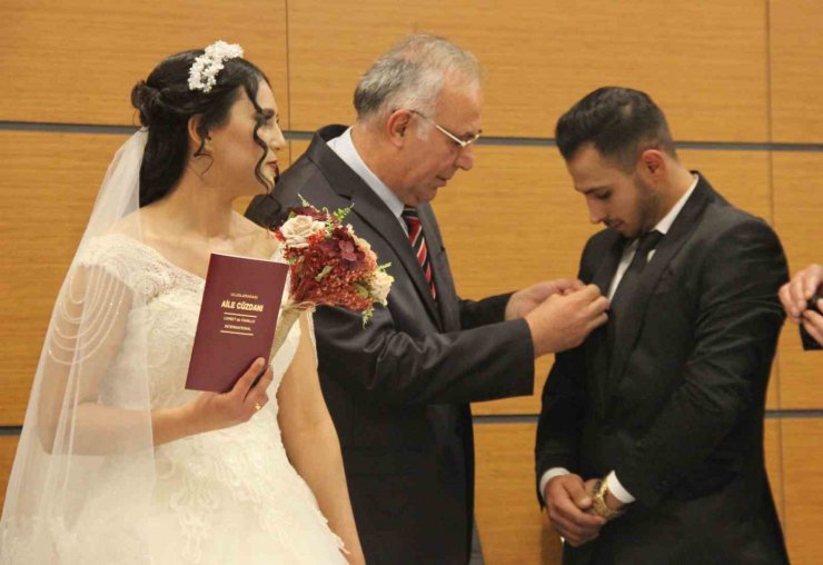 Deprem öncesi nikah tarihi alan çiftin nikahı kaldıkları yurtta kıyıldı