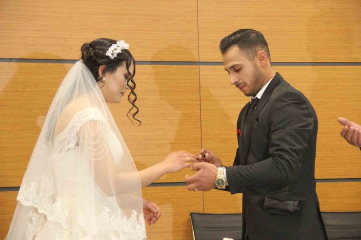 Deprem öncesi nikah tarihi alan çiftin nikahı kaldıkları yurtta kıyıldı