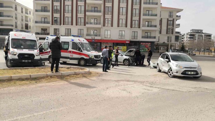 Aksaray’da 2 otomobil çarpıştı: 1 yaralı