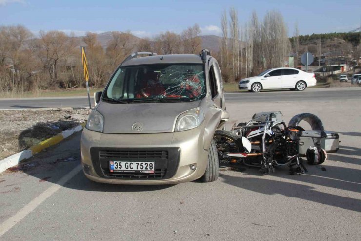 Hafif ticari araç ile motosiklet çarpıştı: 1 ölü