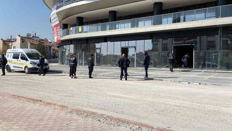 Konya’da üzerine duvar devrilen işçi yaralandı