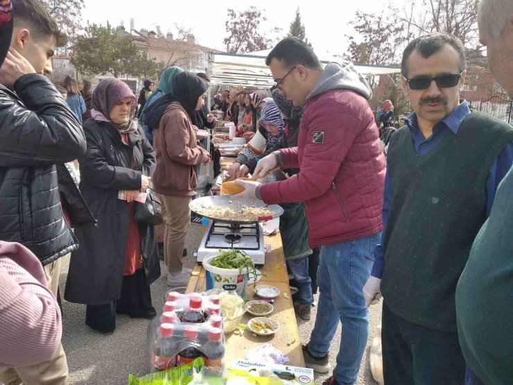 Konya’da depremzedeler yararına hayır panayırı düzenlendi