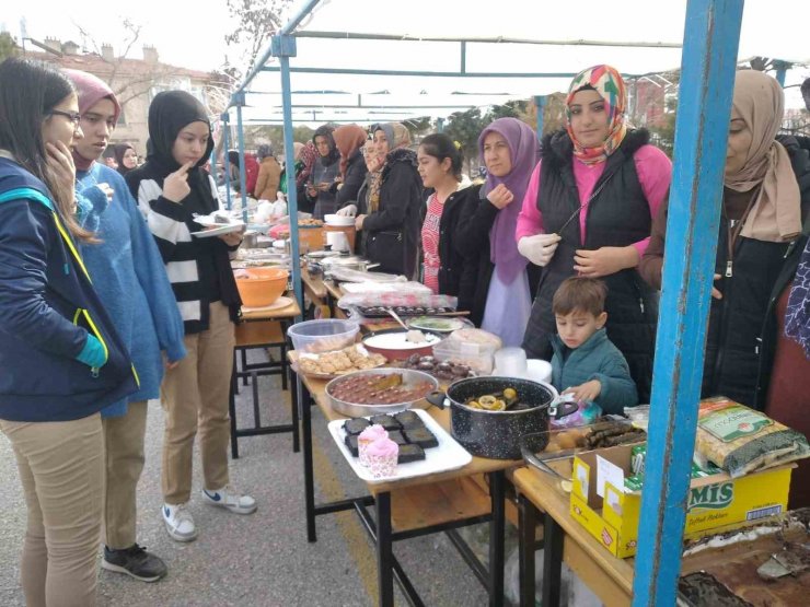 Konya’da depremzedeler yararına hayır panayırı düzenlendi