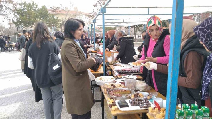 Konya’da depremzedeler yararına hayır panayırı düzenlendi