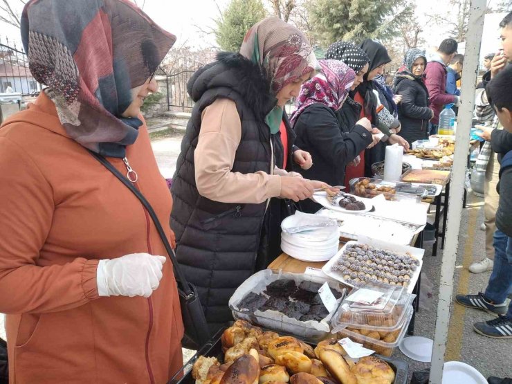 Konya’da depremzedeler yararına hayır panayırı düzenlendi