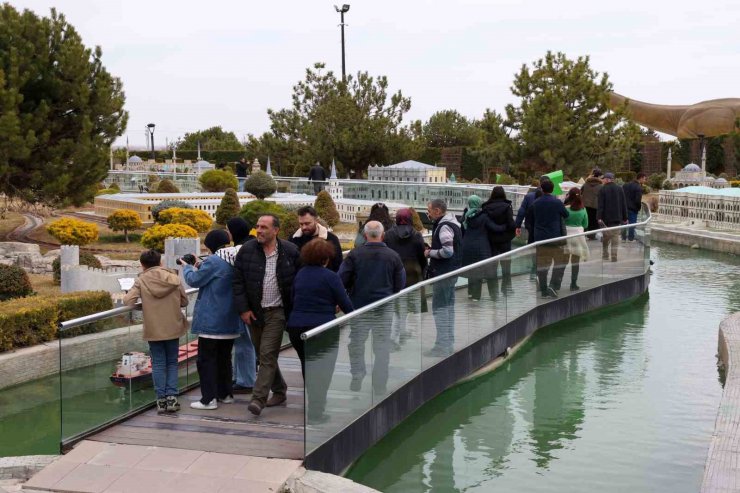 Başkan Kavuş depremzedeleri 80 Binde Devr-i Alem’de ağırladı