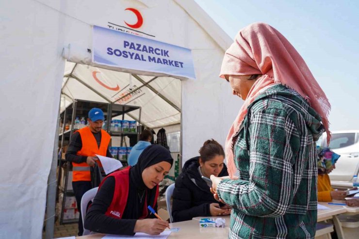 Türk Kızılay deprem bölgesinde 6 ilde 12 sosyal marketle hizmet veriyor