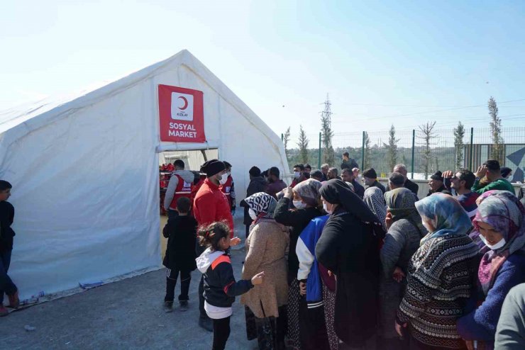 Türk Kızılay deprem bölgesinde 6 ilde 12 sosyal marketle hizmet veriyor